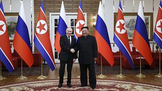 Rusya Devlet Başkanı Vladimir Putin ve Kuzey Kore lideri Kim Jong Un düzenlenen resmi karşılama töreninin ardından poz veriyor, Pyongyang, 19 Haziran 2024. 