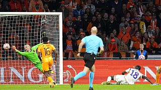 Hollanda'nın kalecisi Remko Pasveer ve Belçika'dan Amadou Onana, 25 Eylül 2022 tarihinde Hollanda ve Belçika arasında oynanan UEFA Uluslar Ligi futbol maçı sırasında.
