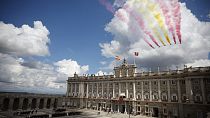 Imagen de los aviones de la Patrulla Águila sobrevolando el Palacio Real, en Madrid, en los actos de conmemoración del 10º aniversario del reinado de Felipe VI.