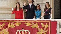 La famille royale espagnole au balcon du Palais Royal de Madrid, lors de la cérémonie d'anniversaire du règne de Felipe VI