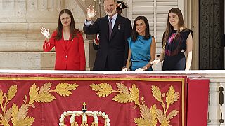 La famiglia reale spagnola si affaccia dal palazzo reale a Madrid