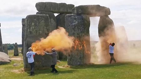 La policía británica detiene a activistas de Just Stop Oil tras pintarrajear Stonehenge 
