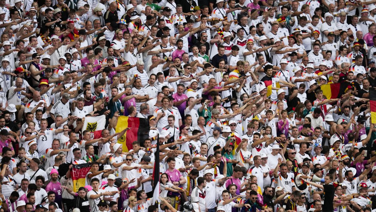 Adeptos alemães aplaudem durante um jogo do Grupo A entre a Alemanha e a Hungria no torneio de futebol Euro 2024 em Estugarda, Alemanha, quarta-feira, 19 de junho de 2024