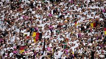 Deutsche Fans jubeln während eines Spiels der Gruppe A zwischen Deutschland und Ungarn bei der Fußball-Europameisterschaft 2024 in Stuttgart, Deutschland, Mittwoch, 19. Juni 2024