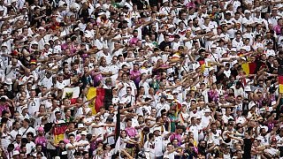 Deutsche Fans jubeln während eines Spiels der Gruppe A zwischen Deutschland und Ungarn bei der Fußball-Europameisterschaft 2024 in Stuttgart, Deutschland, Mittwoch, 19. Juni 2024