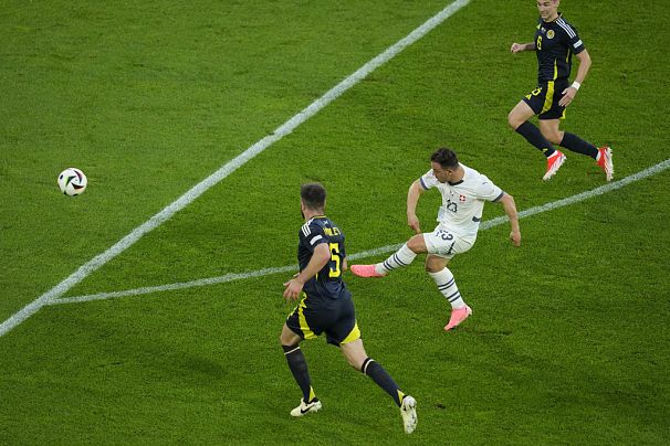 Le Suisse Xherdan Shaqiri marque lors du match du groupe A contre l'Écosse à l'Euro 2024 à Cologne, Allemagne, le 19 juin 2024