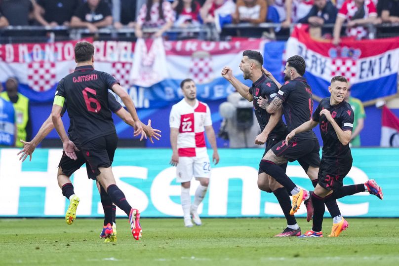 Albanien feiert den Ausgleichstreffer von Klaus Gjasula (Mitte) beim Spiel der Gruppe B zwischen Kroatien und Albanien in Hamburg