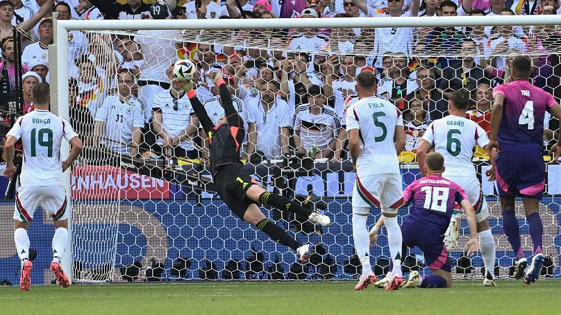 Manuel Neuer védi Szoboszlai Dominik szabadrúgását az Eb német - magyar mérkőzésén a stuttgarti MHP Arénában 2024. június 19-én.