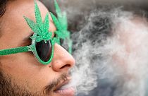 Ein deutscher Bürger raucht Cannabis vor dem Kölner Dom, Montag, 1. April 2024