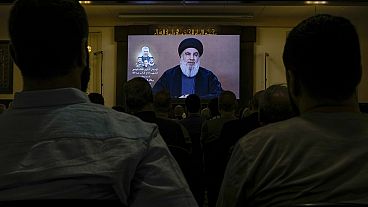 Menschen schauen eine Rede von Hisbollah-Anführer Hassan Nasrallah während einer Gedenkfeier für den verstorbenen Kommandanten am Mittwoch, den 19. Juni 2024.