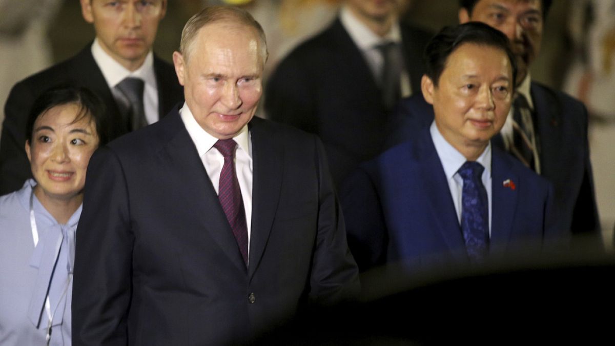 الرئيس الروسي فلاديمير بوتين ونائب رئيس الوزراء الفيتنامي تران هونغ ها