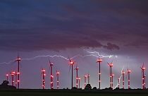 Un fulmine illumina il cielo notturno sopra il parco eolico di Odervorland nel distretto di Oder-Spree, nel Brandeburgo orientale, in Germania, martedì 18 giugno 2024.
