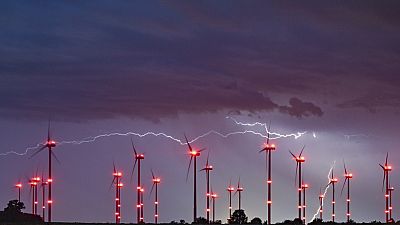 Un fulmine illumina il cielo notturno sopra il parco eolico di Odervorland nel distretto di Oder-Spree, nel Brandeburgo orientale, in Germania, martedì 18 giugno 2024.