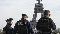 Fotónk illusztráció: párizsi rendőrök az Eiffel-toronynál