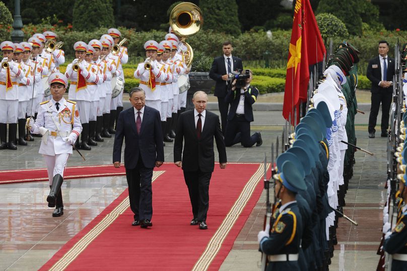 Der vietnamesische Präsident To Lam und sein russischer Amtskollege Wladimir Putin werden von der Ehrengarde im Präsidentenpalast in Hanoi, Vietnam begrüßt, 20. Juni 2024. 