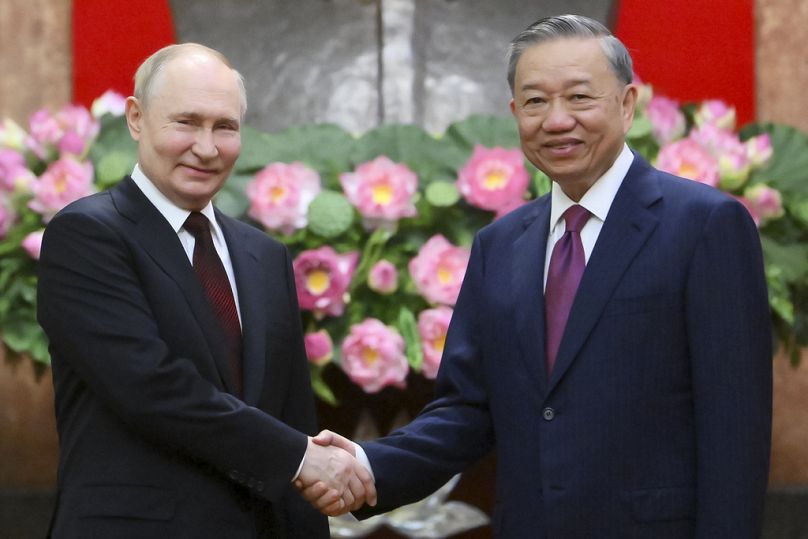Der russische Präsident Wladimir Putin und der vietnamesische Präsident To Lam vor ihren Gesprächen im Präsidentenpalast in Hanoi, Donnerstag, 20. Juni 2024. 