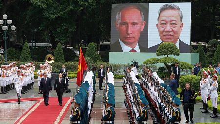 То Лам и его российский коллега во время смотра почётного караула в президентском дворце в Ханое, 20 июня 2024 года.