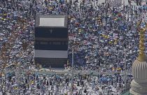 Muszlim zarándokok járják körbe a Kábát, a Nagymecset szentélyét