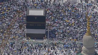 Muszlim zarándokok járják körbe a Kábát, a Nagymecset szentélyét