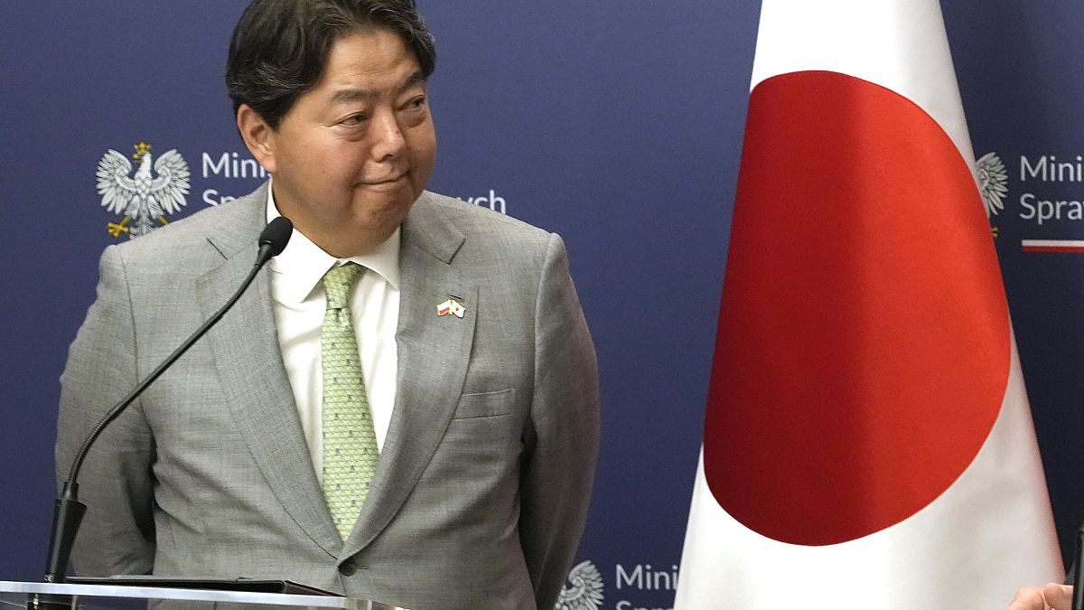 يوشيماسا هاياشي، وزير الخارجية الياباني في مؤتمر صحفي في بولندا