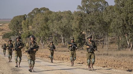 Izraeli katonák a gázai határnál, az ország déli részén