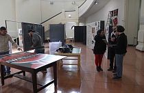 Imagen de varias personas preparando la exposición sobre los territorios palestinos que se ha inaugurado en Chile.