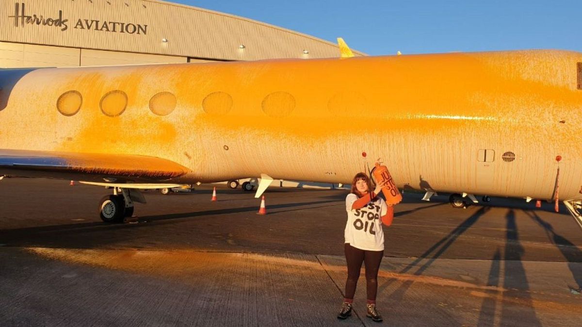 Attivisti britannici di Just Stop Oil dipingono due aerei di arancione all'aeroporto di Stansted