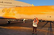 Attivisti britannici di Just Stop Oil dipingono due aerei di arancione all'aeroporto di Stansted