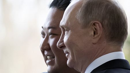 كيم جونغ أون، زعيم كوريا الشمالية والرئيس الروسي فلاديمير بوتين في مؤتمر صحفي في موسكو