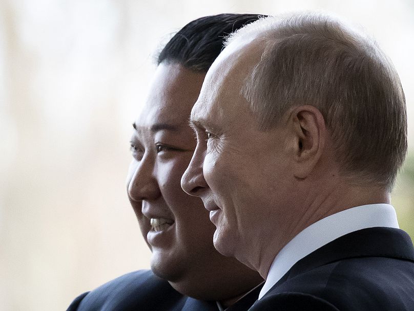 El presidente ruso, Vladímir Putin, a la derecha, y el líder norcoreano, Kim Jong Un, posan para una foto durante su reunión en Vladivostok, 25 de abril de 2019.