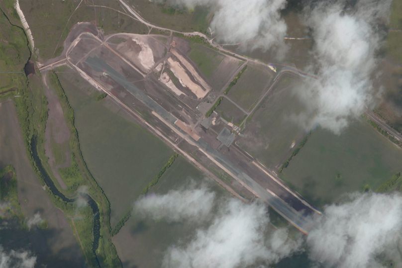 Dieses Satellitenbild von Planet Labs zeigt einen neu errichteten Flugplatz in der Oblast Belgorod, Russland, im Juni 2024.