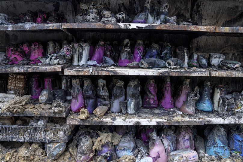Beschädigte Schuhe stehen in den Regalen des zerstörten Epicenter-Einkaufskomplexes in Charkiw, Ukraine, Donnerstag, 6. Juni 2024.