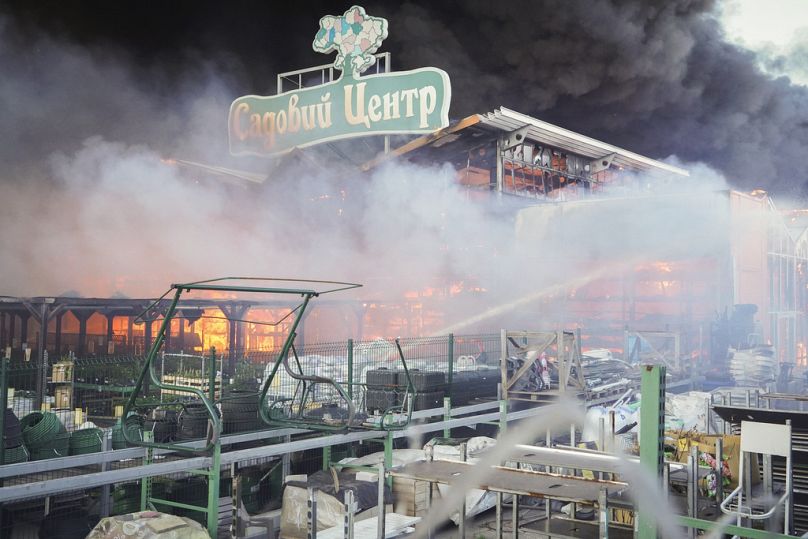 Feuerwehrleute löschen ein Feuer, nachdem zwei russische Bomben den Epicenter-Einkaufskomplex in Charkiw getroffen haben, Samstag, 25. Mai 2024. 