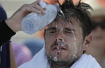 Stan Wawrinka, tennisman suisse, se verse de l'eau sur le visage lors d'un changement dans son match contre Ugo Humbert, France, pendant le deuxième tour de l'U.S. Open.
