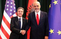 Le secrétaire d'État américain Antony Blinken et le premier ministre albanais Edi Rama se serrent la main lors de leur rencontre à Tirana, Albanie, jeudi 15 février 2024.