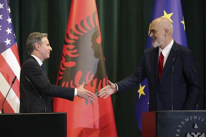 Le secrétaire d'État américain Antony Blinken, à gauche, et le premier ministre albanais Edi Rama se serrent la main après une conférence de presse à Tirana, 15.02.2024