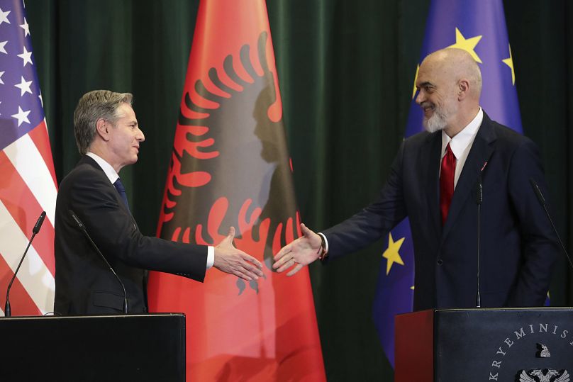O secretário de Estado dos EUA, Antony Blinken, à esquerda, e o primeiro-ministro da Albânia, Edi Rama, apertam as mãos após uma conferência de imprensa conjunta em Tirana