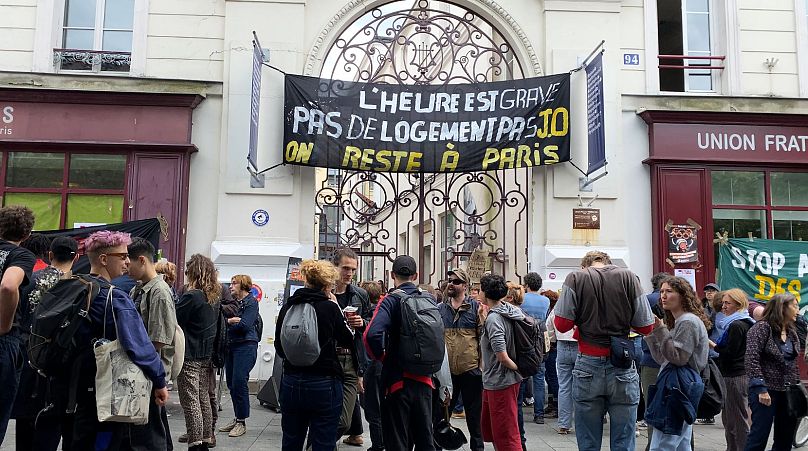 Manifestazione davanti alla Maison des Métallos, centro culturale parigino occupato per 3 mesi da giovani migranti, evacuato per ospitare la Casa del Giappone durante i Giochi