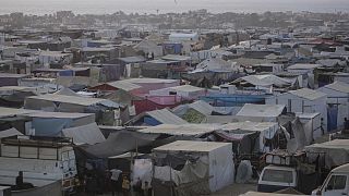 Yerinden edilen Filistinliler çadır kamplara yerleşti