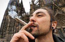 شاب يدخن الحشيش أمام كاتدرائية كولون ـ ألمانيا