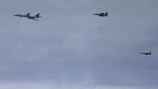 قاذفة قنابل جوية أمريكية من طراز B-1B، وطائرات مقاتلة كورية جنوبية من طراز F-15K تحلق فوق شبه الجزيرة الكورية، كوريا الجنوبية.