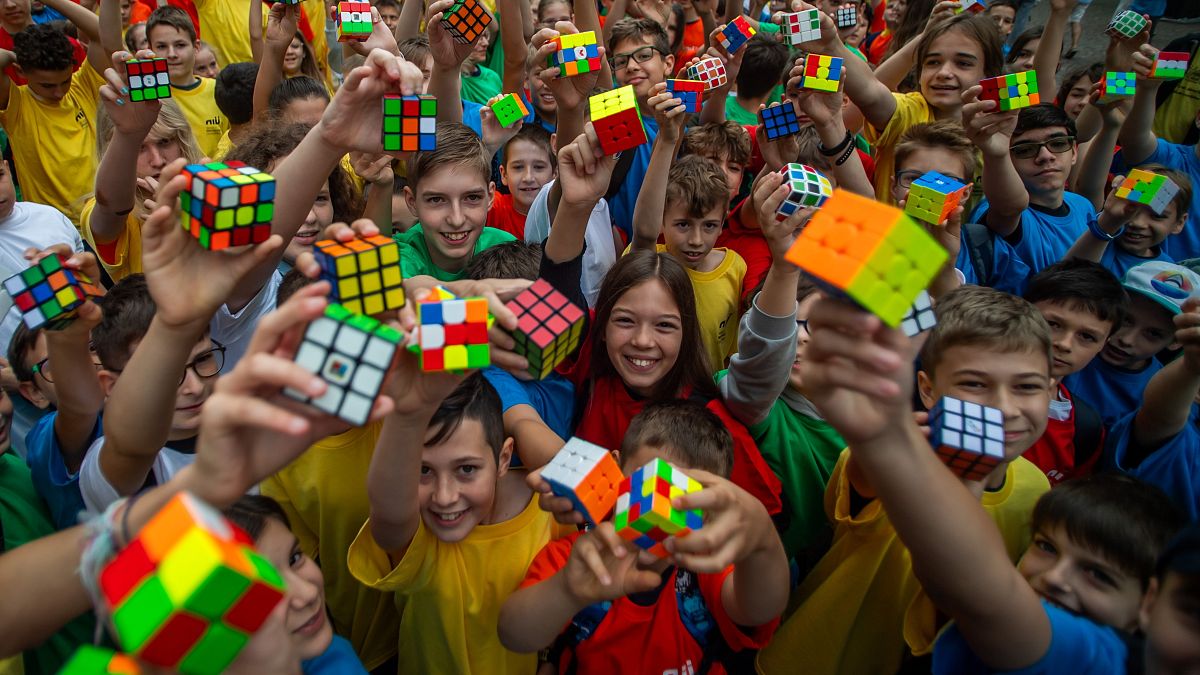  Gli studenti partecipano a un flash mob per celebrare il 50º anniversario dell'invenzione del Cubo di Rubik, mercoledì 12 giugno 2024.