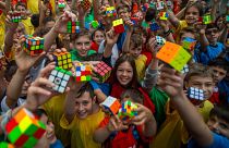 Diákok Rubik-kockákkal a budapesti Szent István téren