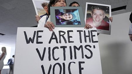Boeing uçak kazası kurbanlarının aileleri Senato oturumunun ardından pankartlar açtı