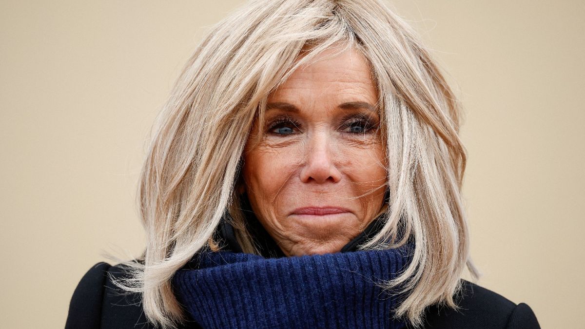 « Brigitte Macron est transgenre. » Deux femmes sont jugées en France pour avoir répandu de fausses rumeurs sur la première dame.