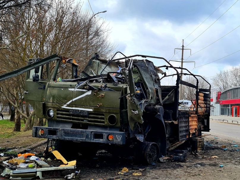 Vehículo militar ruso destrozado en Jersón