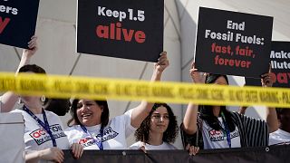 Activistas protestan contra los combustibles fósiles en la Cumbre del Clima de la ONU COP28, el 5 de diciembre de 2023, en Dubai, Emiratos Árabes Unidos. 