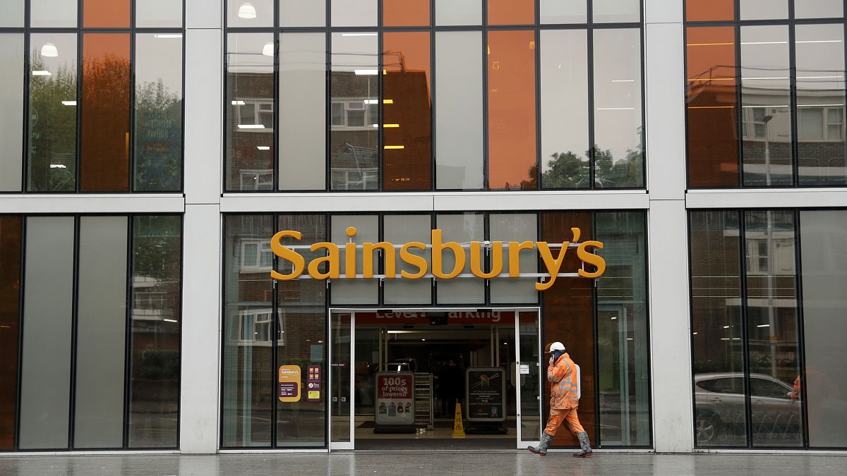 Втората по големина верига супермаркети в Обединеното кралство продава банковия