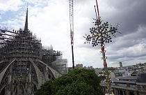 La Croix du Chevet de la catedral de Notre-Dame de París es levantada antes de su reinstalación, el viernes 24 de mayo de 2024, en París.