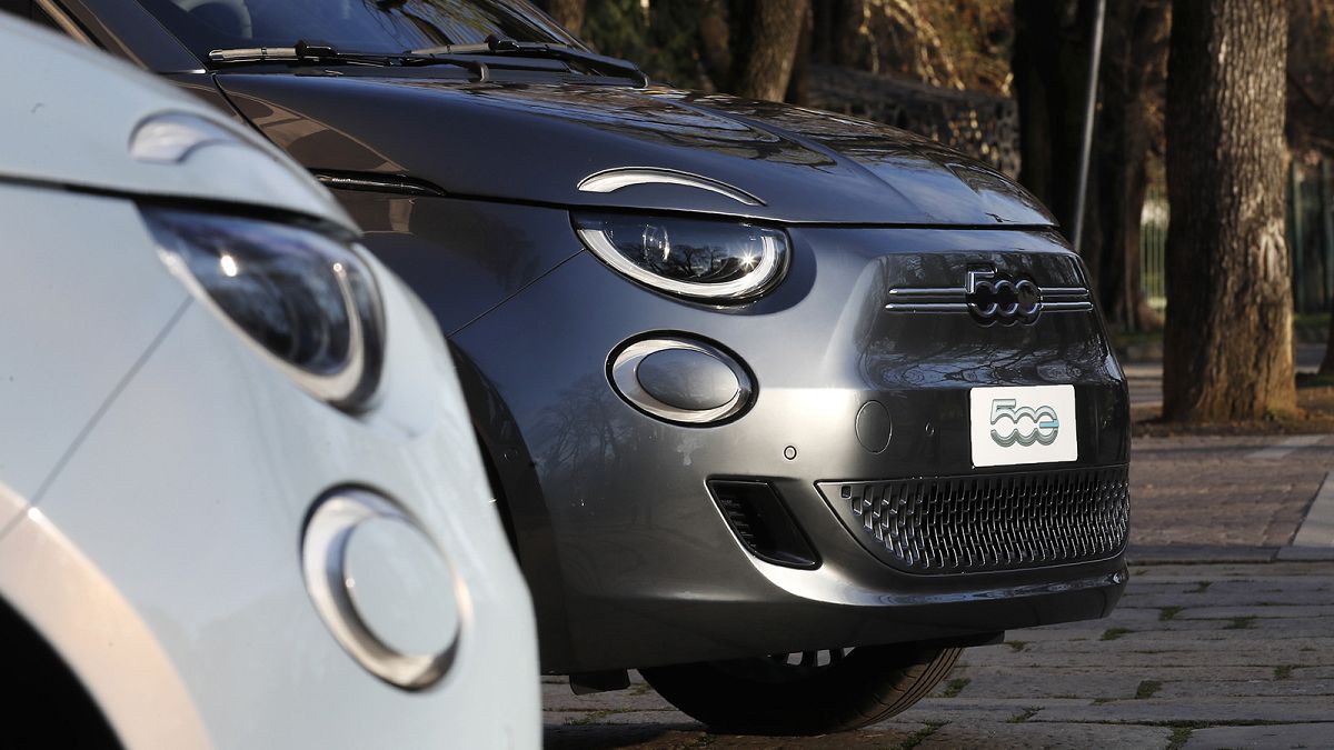 „Без лого“: Спорът между италианското правителство и производителя на Fiat 500 става личен